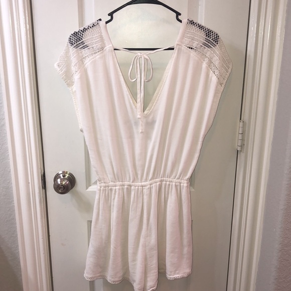 A pretty white romper with a tie back - Picture 5 of 5